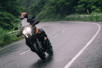 車体やエンジンの改良・変更に加え、新型ではトラクションコントロールなどの電子制御システムも改良。運動性能や乗りやすさを改善している。