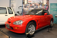 1991年に発売された「カプチーノ」。ボンネットやトップにアルミパネルを採用、軽自動車初の4輪ダブルウィッシュボーンサスペンション、4輪ディスクブレーキという凝った設計で、フロントミドシップされたエンジンは、657cc水冷直3DOHC12バルブターボ（64ps）。価格は145万8000円と高価だった。