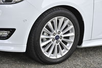 タイヤサイズは215/50R17。試乗車には「ミシュラン・プライマシーLC」が装着されていた。