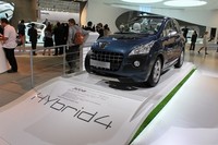 「プジョー3008 HYbrid4」
    