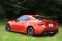 リアビューでは、よりワイド感を強調する意匠となったバンパーや、LED化されたリアコンビランプが後期型の特徴となっている。