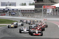 ポールシッターのルイス・ハミルトン（写真手前）がトップのまま1コーナーへ。しかしハミルトンはその後、ピット出口で信号待ちをしていたライコネンに追突し、道連れリタイア。（写真＝Mercedes Benz）