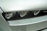 TOP写真がアルファ156の後継「159」。上は159のヘッドライトで、ブレラも同様に丸形3灯式である。