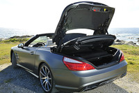 「SL63 AMG」はトランクリッドの内側支持部にカーボン素材を採用する。通常タイプと比較して5kgの減量。
