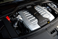 6.3リッターW12エンジンは500psと63.7kgmを発生。マルチシリンダーユニットらしい滑らかな回転フィールが印象的。