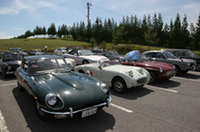 昼食のため富良野のホテルに到着。昼食は海鮮丼だった。今やめずらしい「ホンダ145クーペ」や「マツダ・ルーチェREワゴン」の姿が見える。白いスプライトは1週間ほど前に北海道に入り、すでに3000km近くツーリングを楽しんできたとのこと！