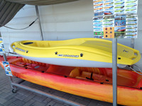 数年前、携帯電話器に進出して話題を呼んだBicだが、最近はカヤックまである（写真上）。価格は329ユーロ（約3万3000円）。