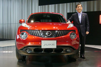 「日産ジューク」と日産自動車の志賀俊之COO。発表会場でのひとこま。