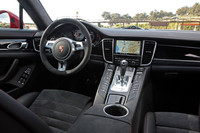 レザーとアルカンターラのインテリア。シートの中央部やドアアームレスト上部、フロントセンターコンソールのアームレストなどがアルカンターラ仕上げとなる。カラーは5色から選べる。