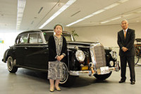「1957年式メルセデス・ベンツ300」を囲んで、前オーナーの海渡二美子氏（左）と西山俊太郎ヤナセ社長。