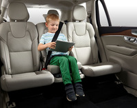 2016年1月27日に国内デビューした新型「XC90」には、最新のチャイルドブースター「インテグレーテッド・チャイルド・クッション」が標準装備される。これは、座面を上昇させることにより、子どもが座った際にシートベルトが適切な位置になるように調整できる機能。