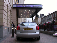 ロンドンのホテル前を出る。この辺一帯は汐留のような再開発地域で、このホテルも旧駅宿舎をそのままに内部をリノベートしたもの。ニッサンの新しいヨーロッパ・デザイン・スタジオもまた、この駅の反対側にある。