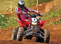 ATVは遠心力とバランスを取ってコーナリングするため、速度が上がるにつれて、ライダーの上半身も大きく移動するようになる。