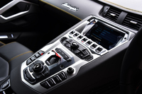 センターコンソールにはスイッチ類がずらりと並ぶ。真ん中にある赤いカバーを跳ね上げると、エンジンスタート／ストップボタンが現れる。