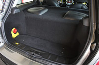 ただし、荷室は大部分をバッテリーが占めており、荷物スペースは最小限となっている。テスト車は、実験車両のため、荷室を犠牲にして航続距離を稼ぎ出す仕様となっていたが、市販モデルはどのような仕様に落ち着くのか興味深い。