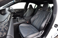 乗員の骨格や筋肉の流れに沿うような縫製パターンとステッチが採用された、ハイバックスポーツシート。表皮は、アルカンターラとセミアニリン本革とのコンビが標準で、セミアニリン本革のみの仕様もオプションとして用意される。
	 