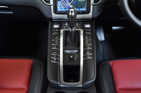 各スイッチが整然と配置されたセンターコンソールのデザインは、「カレラGT」からインスパイアされたもの。トランスミッションは7段PDKのみの設定となる。