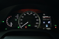 「SPORTモード」を選択するとパワーメーターがエンジン回転計に変化する。速度計の右側には、新たに4.2インチのマルチインフォメーションディスプレイを採用した。
    