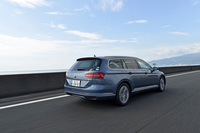 ステーションワゴンらしい伸びやかなスタイリングが特徴の「パサートヴァリアント」。LEDのテールライトが「ハイライン」にかぎらず全グレードで標準となる。