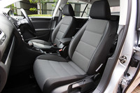 先代でも8つのエアバッグを備えることで高い衝突安全性能を誇っていたが、新型ではニーエアバッグが追加され、9エアバッグで万全を期す。