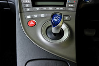 シフトセレクターまわりのパネルの塗装が、質感の向上を目的として「高輝度シルバー」と呼ばれるものに。