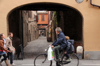 フェラーラの人口は約13万人。他のイタリア地方都市同様、歴史的旧市街は自動車の進入が規制されているので、人々はゆったりと散歩を楽しんでいる。