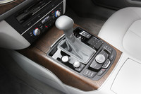 トランスミッションは7段のSトロニック。シフトセレクターの右側にはMMIタッチ（新世代のタッチパッド付きマルチメディアインターフェース）が配置されている。