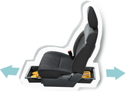 スライド式の助手席シートアンダーボックス。
    