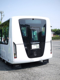 非常口の両側にはエアコンユニットが積まれる。通常は屋根の上に乗るが、重心が下がるだけでなく、見かけ上もスマートだ。ただしこの日の印象ではちょっとエアコンの利きが悪かった。