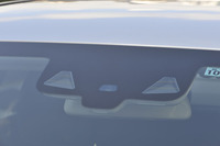 「C220dアバンギャルド」には、車線逸脱を回避しながら前車の追従を可能とする「ディストロニック・プラス」が備わる。フロントウィンドウ上部室内側に設置されたマルチパーパスカメラ（写真）とレーダーセンサーを併用することで、運転支援を行う。