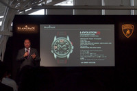 「L-レボリューション スプリットセコンド フライバック クロノグラフ」について説明するブランパンのアラン・デラムラ副社長兼マーケティング責任者。価格は540万7500円。