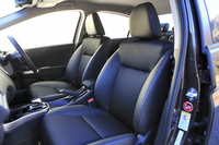 試乗車「HYBRID EX」グレードでは、レザー調素材（プライムスムース）とファブリックのコンビシートが標準。本革も選択可能。