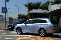 撮影の帰りには、第三京浜・都築パーキングエリアの急速充電スポットで、くしくも一般ユーザーの「三菱アウトランダーPHEV」と鉢合わせ。電気自動車やプラグインハイブリッド車の普及が進むと、今後は充電スポットでのトラブルが増えるかもしれない。