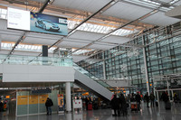 ミュンヘン空港第2ターミナルには、やはり地元BMWの広告が。「i」シリーズの本気さが伝わる。