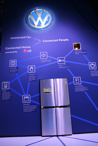 フォルクスワーゲンの「BUDD-e」は、LG製品によるスマートホーム対応製品と連携する。それを示した図式は星座のごとし。