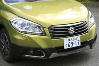 「堂々としていてダイナミック」とアピールされる「SX4 Sクロス」のフロントまわり。ディスチャージ式ヘッドランプとLED式のポジションランプを装備する。