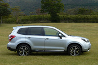 サイドビュー。全長は35mm、ホイールベースは40mm、それぞれ延長された。