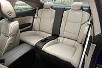 後席の定員は2人。センターにはカップホルダーが備わる。