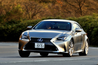 ライトハンダーを行く「RC300h」。試乗車のボディーカラーはソニックチタニウム。