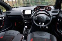 「208GTi」のインストゥルメントパネルまわり。内装色は黒で、各所に赤いアクセントがあしらわれている。