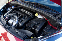 1.6リッター直4ターボエンジンは156psと24.5kgmを発生する。本国フランス仕様の場合、最高速は212km/h。