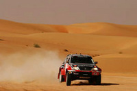 小山のような砂丘を突っ走る