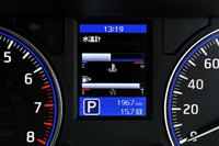メーターの間には、カラー表示の車両情報ディスプレイが備わる（プレミアムGXとGXに標準設定）。燃費、走行可能距離、水温などが表示される。
