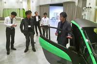 「i-ROAD」は、筆者が所属している「日本デザイン機構」のワークショップにも登場した。参加者たちは独特のデザインに興味津々だった。