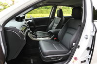 
    車体の骨格から見直すことで実現したという、車内の静粛性も「アコード ハイブリッド」の自慢。テスト車にはシートヒーターやメモリー機能付き電動調整機構を備えたオプションの本革シートが装備されていた。
    