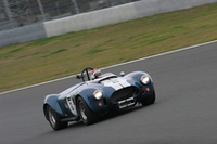 クラス2で（見た目順位の）2位以下を全車ラップ遅れにする激速ぶりを見せつけたのは、スーパーGT選手権などで活躍するベテランのレーシングドライバー、桧井保孝選手が駆る1965年「シェルビー・コブラ」。総合結果はクラス3位。
