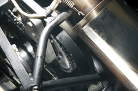 後輪への駆動伝達はチェーンとなる。ただしドリブンギアの向こう側に遊星ギア式デフとトルセンLSDが備わる。後退も可能。