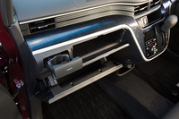 ダッシュボードまわりの収納スペースは充実している。助手席側にはアンダーグローブボックスのほか、ティッシュボックスを収められるインパネボックスが備わる。