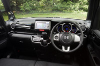 ブラックを基調としたインテリア。3眼メーターにはブルー照明が備わる。