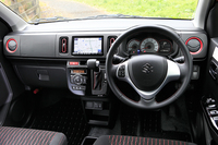 ブラック×レッドの内装色は、各ボディーカラー共通。ステアリングホイールは本革巻きとなる。